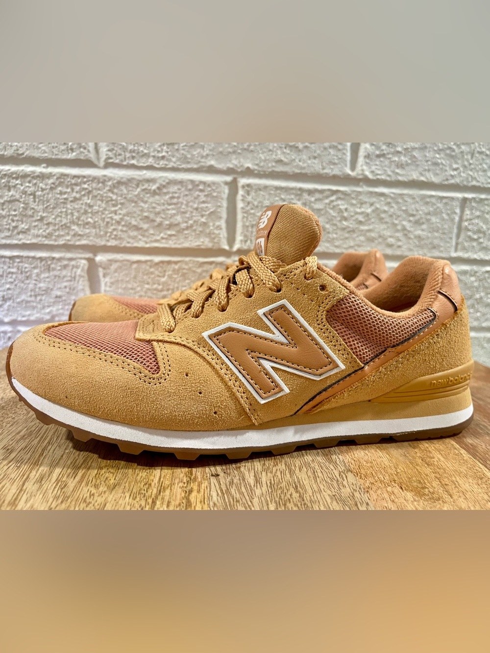 New Balance 996 WL996CR2 Women’s Size 7 Wheat Tan Suede Gum Sole Sneaker